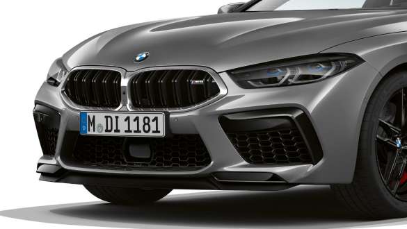 Atrapa chłodnicy w błyszczącym chromie.