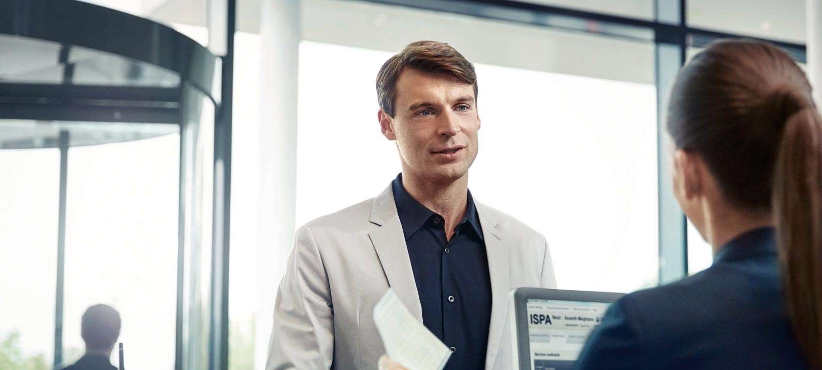 Oferty i usługi Dealera BMW przedstawiają ludzie dostosowując do potrzeby Klienta. Rozmowa w salonie BMW jest bardzo ważna.